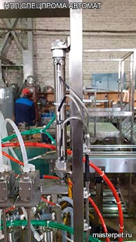 Узел налива во флакончики и пузырьки автоматической фасовочной системы с заземлением всех элементов.